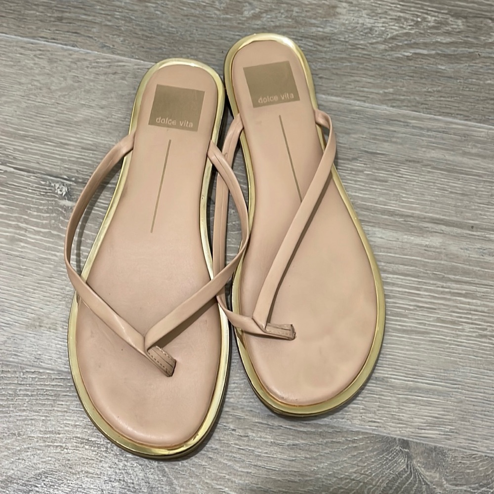 Dolce vita womens nude flat sandals. Size 6.5